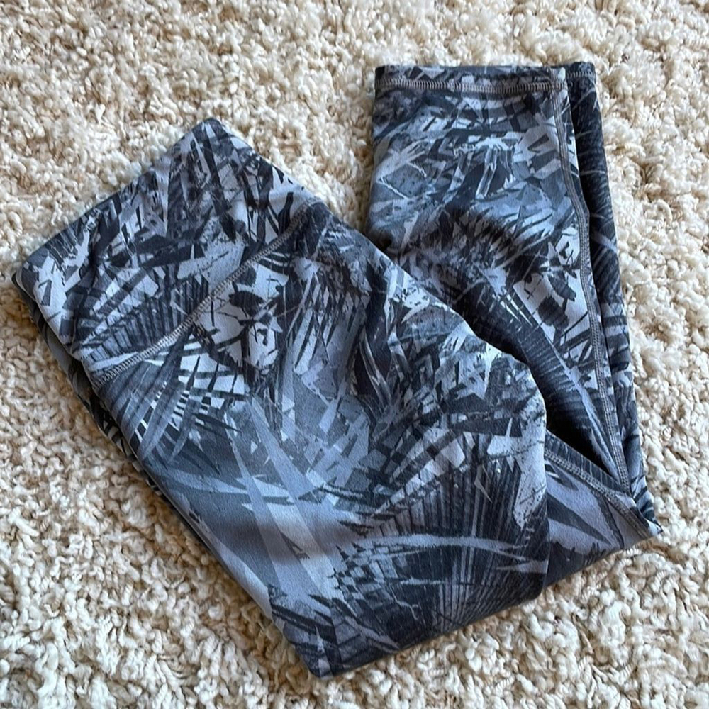 Athleta Grey Patterned Crop Leggings Size Small